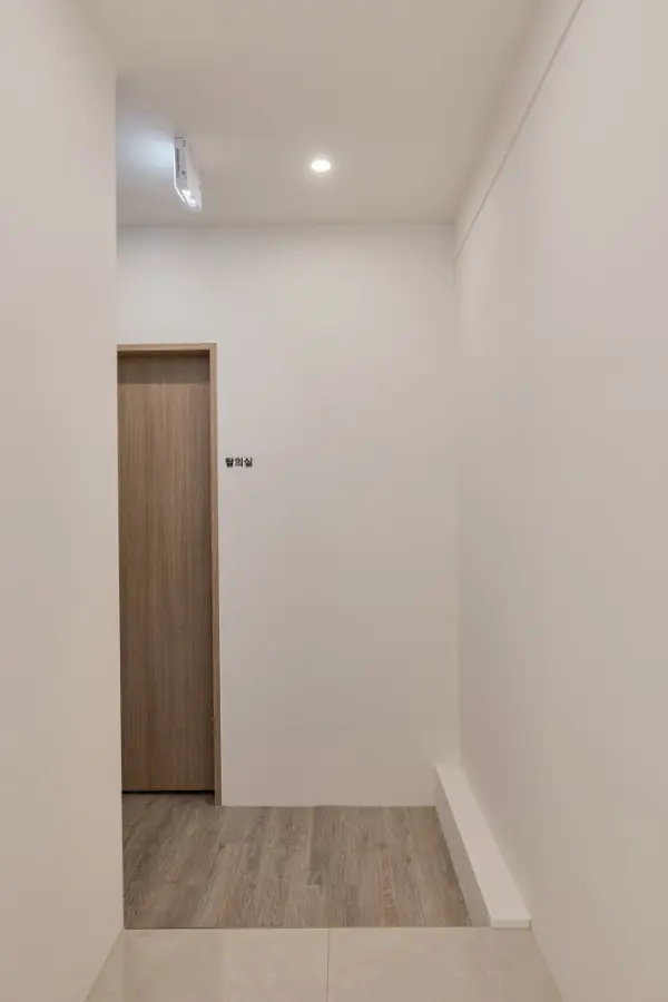 화이트톤 미니멀 에스테틱샵 복도 인테리어